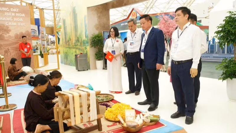 Sản phẩm OCOP của tỉnh Hưng Yên tham gia triển lãm tại Trung tâm Hội chợ triển lãm quốc gia, Hà Nội.