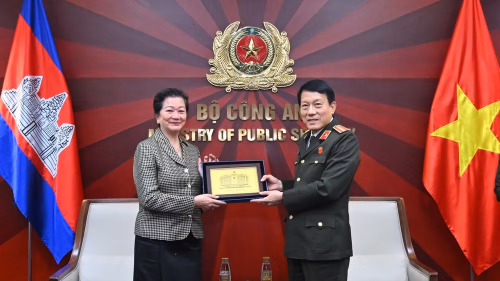 Bộ trưởng Lương Tam Quang trao quà lưu niệm tặng Đại sứ Chea Kimtha. (Nguồn ảnh: bocongan.gov.vn)
