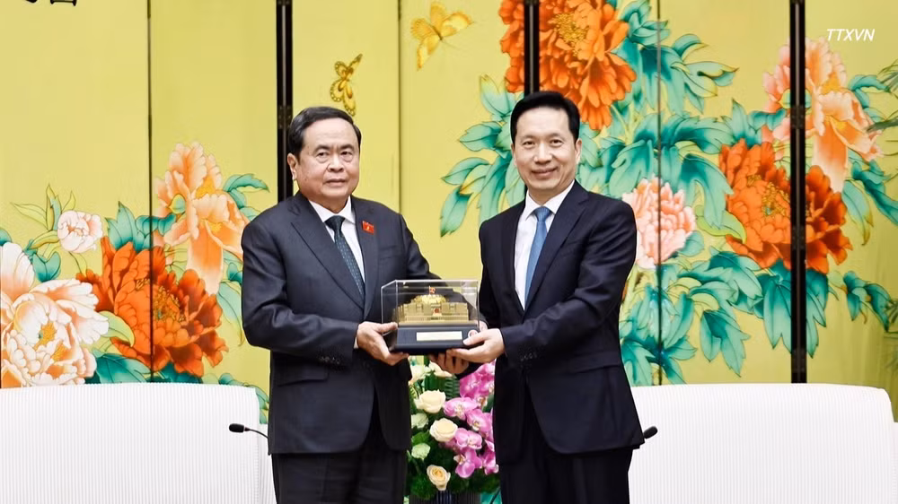 Chủ tịch Quốc hội Trần Thanh Mẫn tặng quà lưu niệm đồng chí Triệu Nhất Đức, Ủy viên Trung ương Đảng, Bí thư Tỉnh ủy Thiểm Tây. (Ảnh: TTXVN)