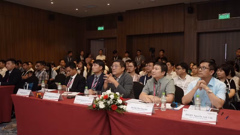 Các đại biểu tham dự hội nghị khoa học.