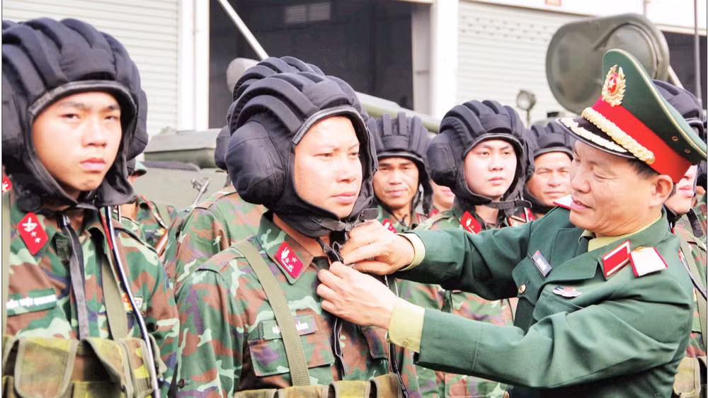 Kiểm tra tác phong trực sẵn sàng chiến đấu của cán bộ, chiến sĩ các kíp xe tăng Lữ đoàn 405, Quân khu 3. (Ảnh: QUANG KHÁNH)