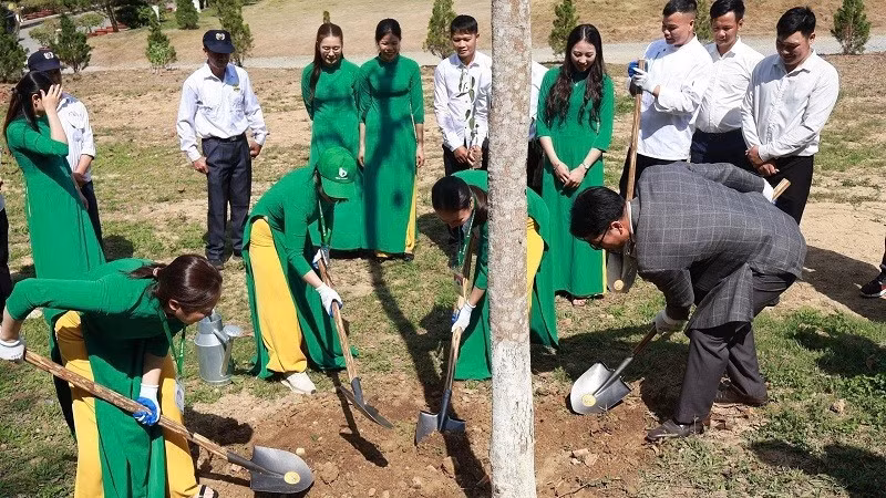 Tập thể cán bộ, người lao động Tổng Công ty Thương mại và Xây dựng số 6 trồng cây hưởng ứng chương trình “No6 Green - giữ mãi màu xanh vùng đất lịch sử Điện Biên Phủ”.
