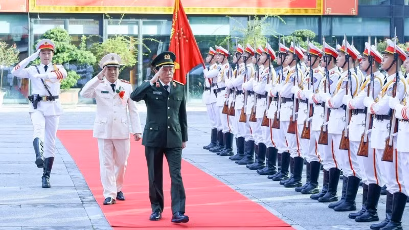 Bộ trưởng Lương Tam Quang duyệt đội danh dự lực lượng Viễn thông và cơ yếu Công an nhân dân. (Ảnh: cand.com.vn)