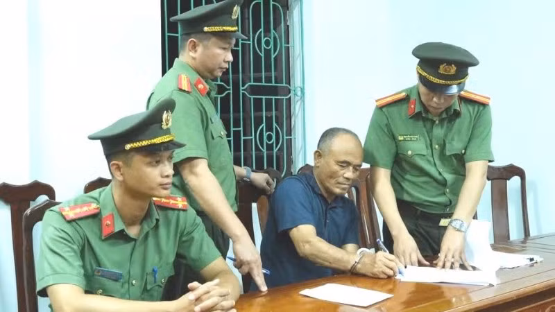 Tống đạt quyết định khởi tố bị can Phạm Viết Công.