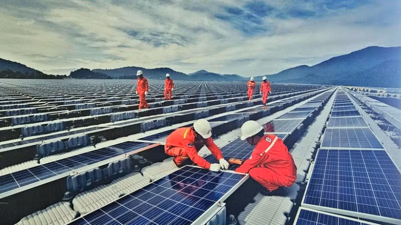 Công nhân Công ty Truyền tải điện 3 phối hợp quản lý, vận hành hệ thống điện mặt trời tại Lâm Đồng. (Ảnh: VĂN BẢO)
