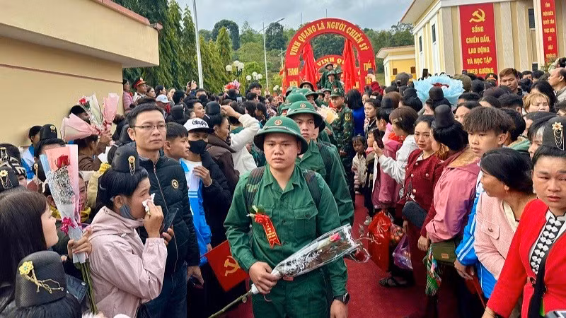 Thanh niên con em các dân tộc tỉnh Điện Biên lên đường nhập ngũ. (Ảnh: ĐỨC HẠNH)