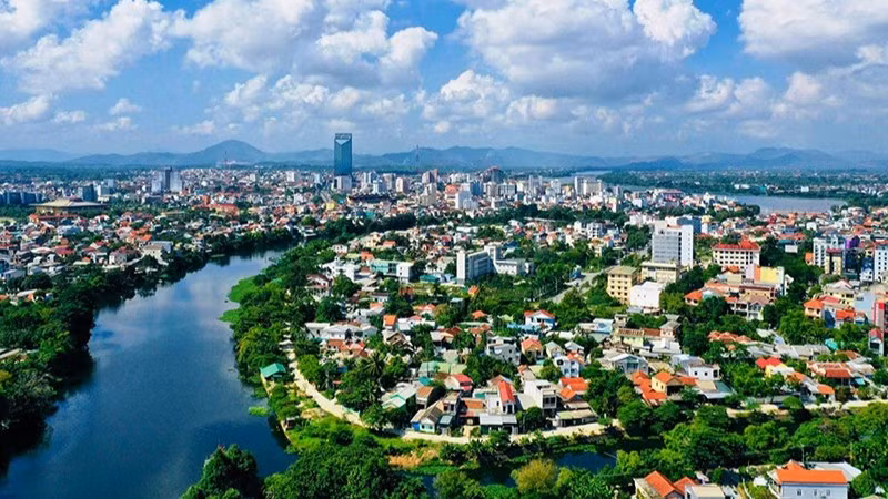 Đô thị Huế ở hai bờ sông Hương. (CÔNG HẬU)