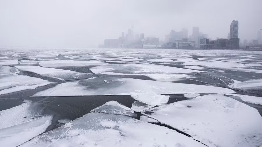 Những mảng băng trôi trên mặt hồ Ontario, tại Toronto, Canada. (Ảnh: Xinhua)