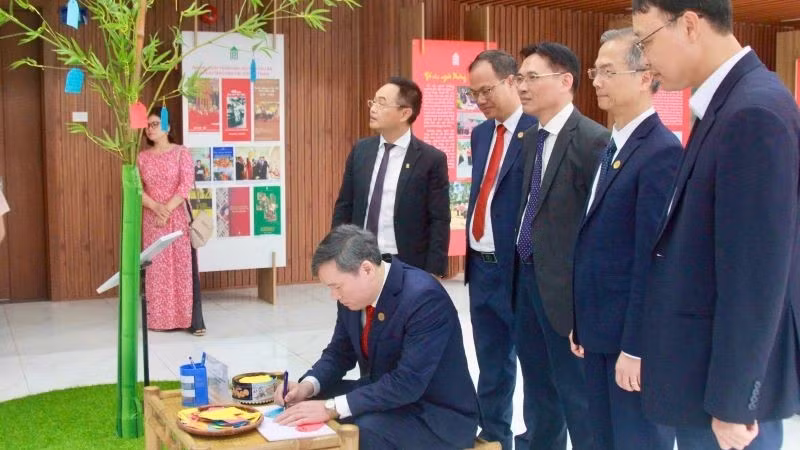 Giáo sư, Tiến sĩ Lê Văn Lợi, Chủ tịch Viện Hàn lâm Khoa học xã hội Việt Nam viết lời chúc năm mới tại không gian trưng bày cây Nêu – biểu tượng truyền thống của dân tộc Việt Nam về một năm mới an lành.