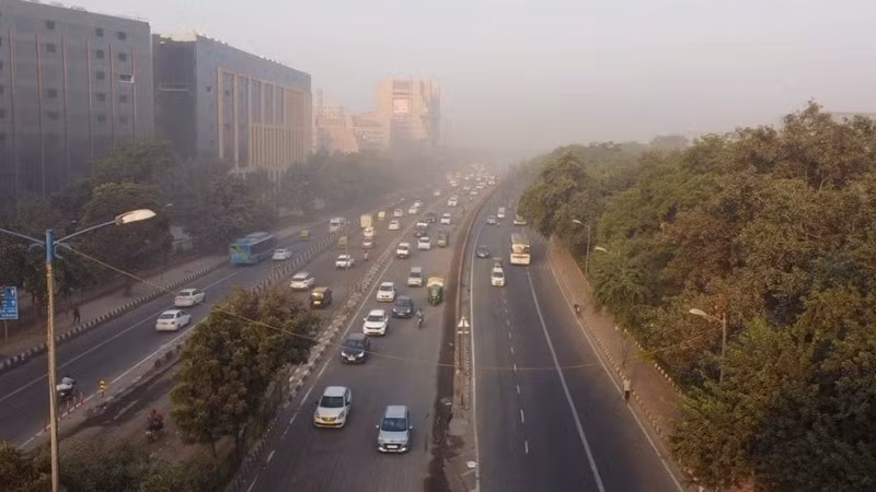 Khói mù ô nhiễm bao phủ bầu trời tại New Delhi, Ấn Độ. (Ảnh: ANI/TTXVN)