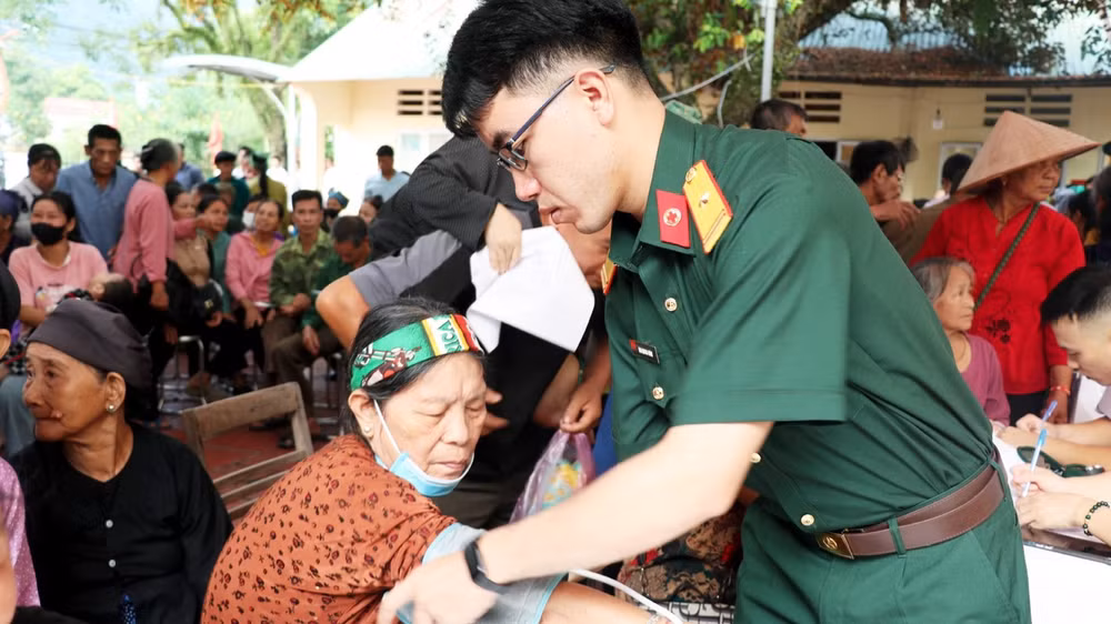 Học viện Quân y tư vấn, khám và cấp thuốc miễn phí cho cựu chiến binh, gia đình chính sách và người dân xã Linh Hồ, tỉnh Tuyên Quang.