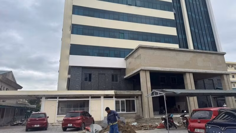 Sau hai lần gia hạn, đến nay Trung tâm Sản Nhi (Bệnh viện đa khoa Hà Tĩnh) vẫn chưa được hoàn thành.