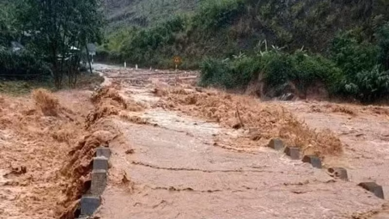 Mưa lớn kéo dài có nguy cơ gây ngập úng tại các vùng trũng thấp, khu đô thị, khu công nghiệp; đồng thời làm gia tăng nguy cơ xảy ra lũ quét trên các sông, suối nhỏ và sạt lở đất ở khu vực đồi núi.