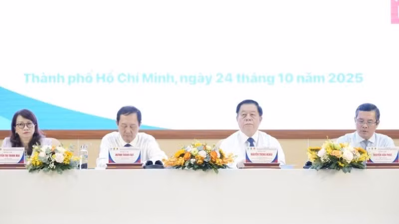 Các đồng chí chủ trì Hội thảo “Hiện đại hóa, nâng tầm giáo dục đại học Việt Nam, tạo đột phá phát triển nhân lực trình độ cao và nhân tài, dẫn dắt nghiên cứu, đổi mới sáng tạo”.