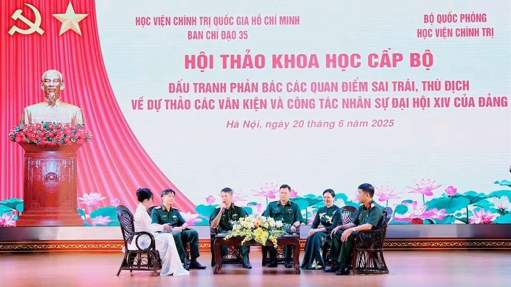 Các đại biểu trao đổi tại hội thảo khoa học “Đấu tranh phản bác các quan điểm sai trái, thù địch về dự thảo các văn kiện và công tác nhân sự Đại hội XIV của Đảng”. (Ảnh: BTC)