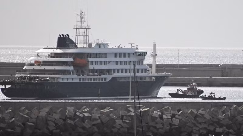 Tàu du lịch MV Hondius neo tại cảng Granadilla trên đảo Tenerife (Tây Ban Nha) để tiến hành sơ tán hành khách, sau khi bùng phát các ca bệnh liên quan đến virus Hanta, ngày 10/5/2026. (Ảnh: THX/TTXVN)