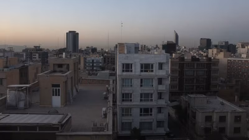 Quang cảnh thủ đô Tehran, Iran ngày 1/3/2026. (Ảnh: THX/TTXVN)