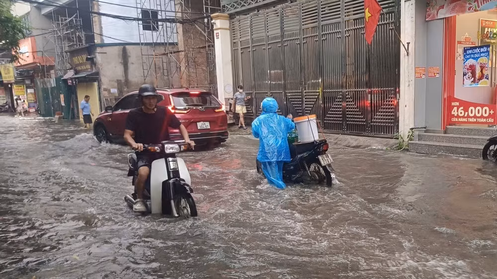 Chiều 9/7/2026, vào giờ tan tầm nhiều khu vực trên địa bàn Hà Nội xuất hiện mưa lớn kéo dài, khiến một số tuyến đường và khu vực trũng thấp xảy ra ngập cục bộ. (Ảnh: TTXVN)