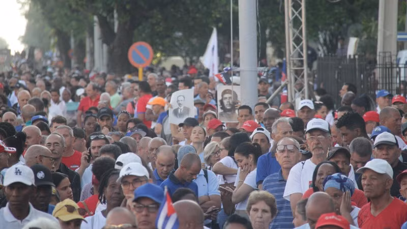 Người dân tham gia lễ mít tinh tại thủ đô La Habana, Cuba, ngày 16/4/2026. (Ảnh: TTXVN )