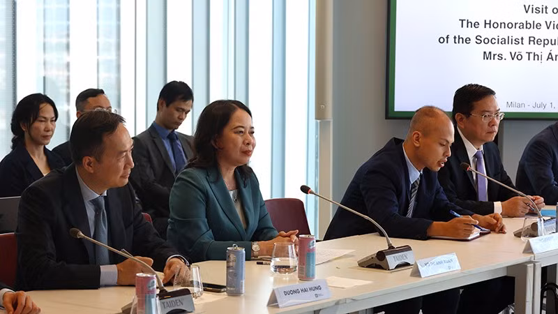 Phó Chủ tịch nước Võ Thị Ánh Xuân làm việc với Chủ tịch Lombardy Attilio Fontana. (Ảnh: TTXVN)