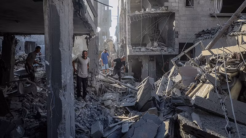 Tòa nhà bị phá hủy sau cuộc không kích của Israel tại Gaza. (Ảnh: THX/TTXVN)