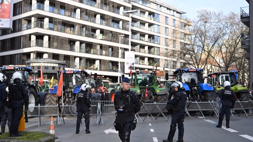 Cảnh sát làm nhiệm vụ gần tòa nhà Europa ở Brussels, Bỉ, ngày 18/12/2025. (Ảnh: Tân Hoa Xã)