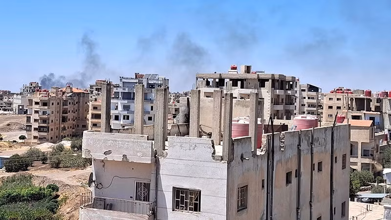 Khói bốc lên sau các cuộc không kích của Israel xuống tỉnh Suweida, miền nam Syria, ngày 15/7/2025. (Ảnh: THX/TTXVN)