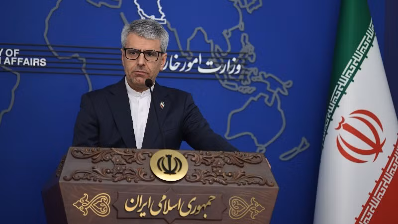 Người phát ngôn Bộ Ngoại giao Iran Esmaeil Baghaei trong cuộc họp báo tuần tại Tehran, ngày 23/2/2026. (Ảnh: THX/TTXVN)
