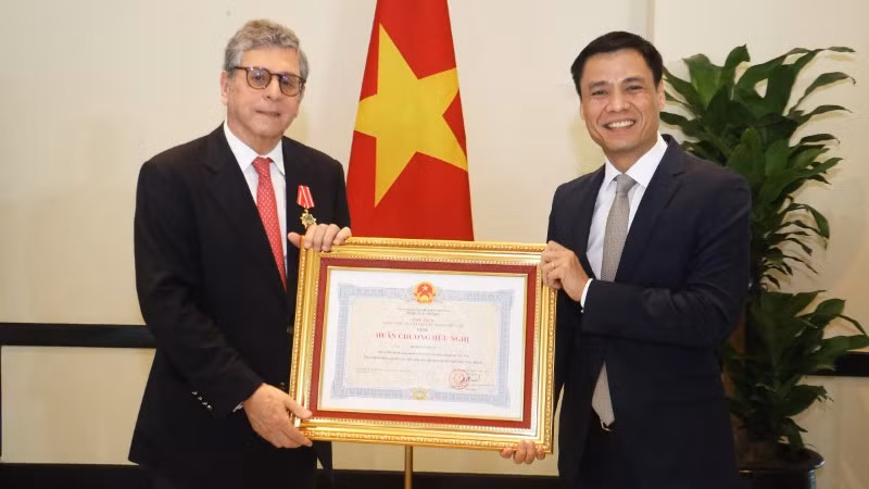 Đại sứ Marco Farani nhận Huân chương Hữu nghị. 