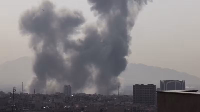 Khói bốc lên sau một vụ nổ ở thủ đô Tehran, Iran, ngày 28/2/2026. (Ảnh: The Times of Israel/TTXVN)