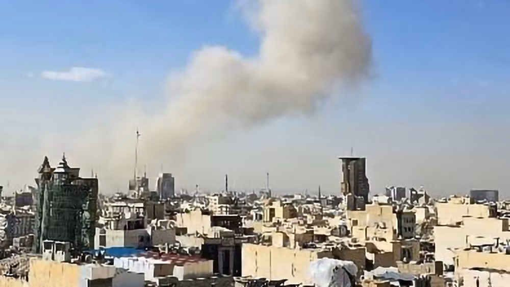 Khói bốc lên từ thủ đô Tehran, Iran sau cuộc không kích của Israel, ngày 28/2/2026. (Ảnh: Kyodo/TTXVN)