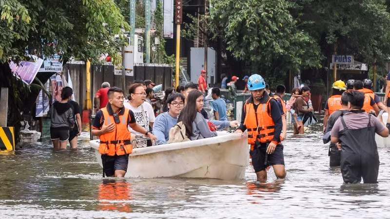 Lực lượng cứu hộ sơ tán người dân tại khu vực ngập lụt ở thành phố Navotas, Philippines ngày 10/11/2025. (Ảnh: THX/TTXVN)