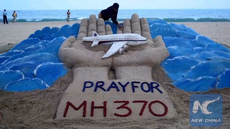 Tượng cát trên bãi biển ở Puri, Ấn Độ, ngày 12/3/2014, cầu nguyện cho máy bay MH370 mất tích. (Ảnh: Tân Hoa Xã)