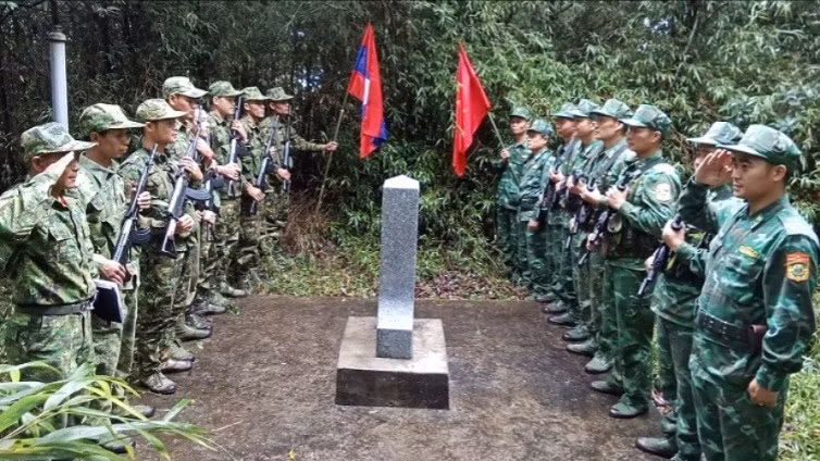 Thực hiện nghi thức chào cột mốc và trao đổi thông tin liên quan.