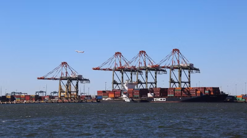 Cảng hàng hóa ở New Jersey, Mỹ. (Ảnh: THX/TTXVN)