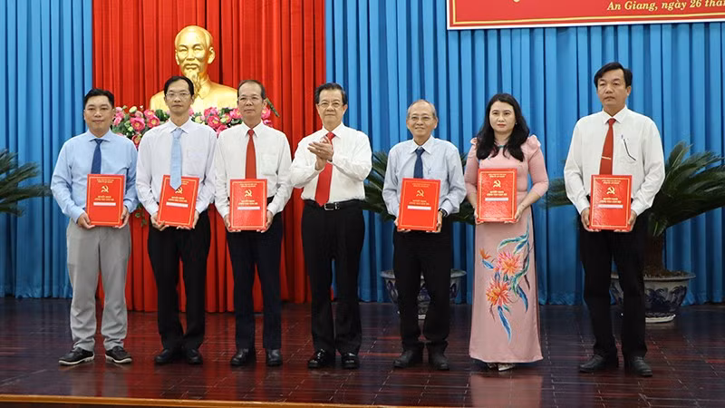 Lãnh đạo tỉnh An Giang trao quyết định cho các đồng chí lãnh đạo Báo và Phát thanh Truyền hình An Giang.