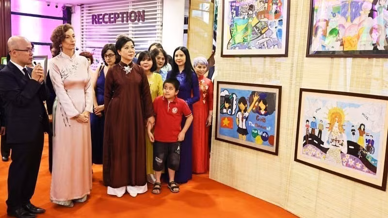 Phu nhân Tổng Bí thư, bà Ngô Phương Ly và Tổng Giám đốc UNESCO Audrey Azoulay thăm Bảo tàng Phụ nữ Việt Nam. (Ảnh: TTXVN) 