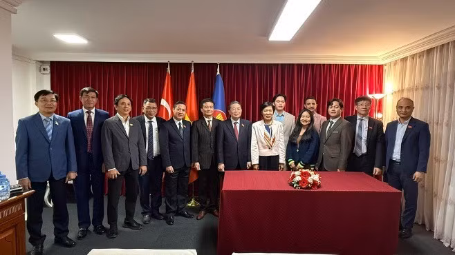 pho-chu-tich-quoc-hoi-nguyen-duc-hai-chup-anh-luu-niem-voi-can-bo-nhan-vien-dai-su-quan-va-dai-dien-cong-dong-nguoi-viet-nam-tai-tho-nhi-ky-6217.jpg