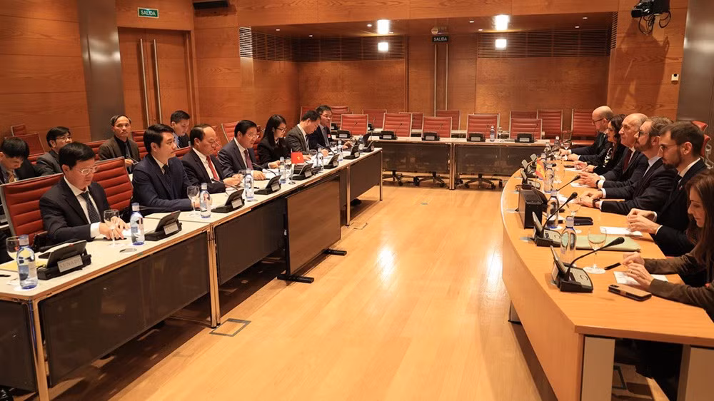 lam-viec-pho-chu-tich-thuong-vien-javier-maroto-8655.jpg