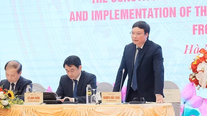 Thứ trưởng Nội vụ Trương Hải Long phát biểu tại họp báo quốc tế, ngày 17/6/2025. (Ảnh: TTXVN)
