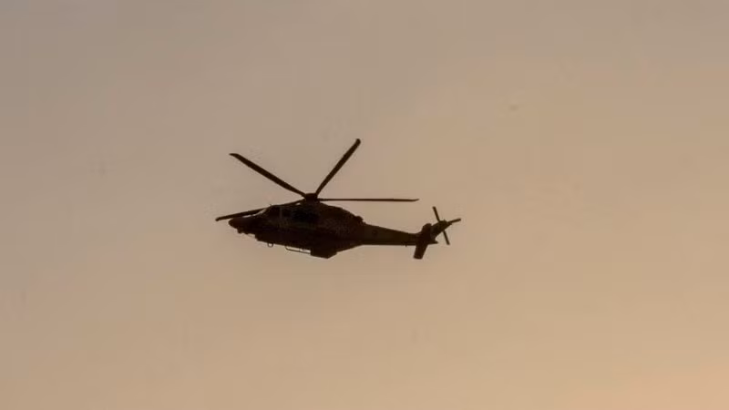 Một chiếc trực thăng xuất hiện gần hiện trường vụ không kích của Israel tại Doha, Qatar, ngày 9/9/2025. (Ảnh: Tân Hoa Xã)