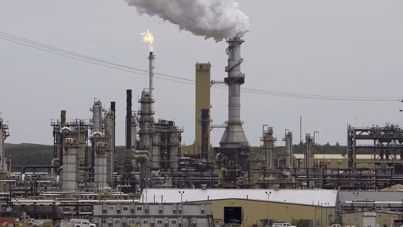 Khói bốc lên tại cơ sở khai thác dầu thô Syncrude ở giếng dầu cát Alberta thuộc Fort McMurray, Canada. (Ảnh: nbcnews.com/TTXVN)