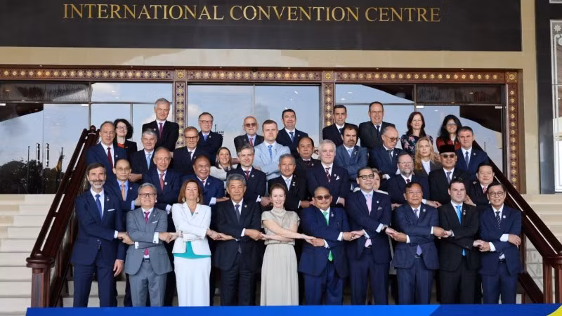 Các Bộ trưởng ASEAN và đại diện EU trước phiên khai mạc hội nghị, tại Trung tâm Hội nghị quốc tế ở thủ đô Bandar Seri Begawan, Brunei Darussalam. (Ảnh: TTXVN)