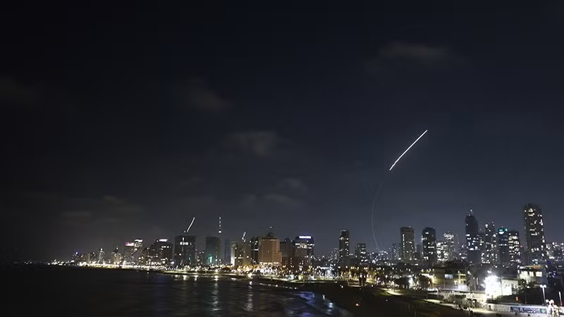 Hệ thống phòng không Israel đánh chặn tên lửa tấn công vào Tel Aviv, ngày 19/6/2025. (Ảnh: THX/TTXVN)