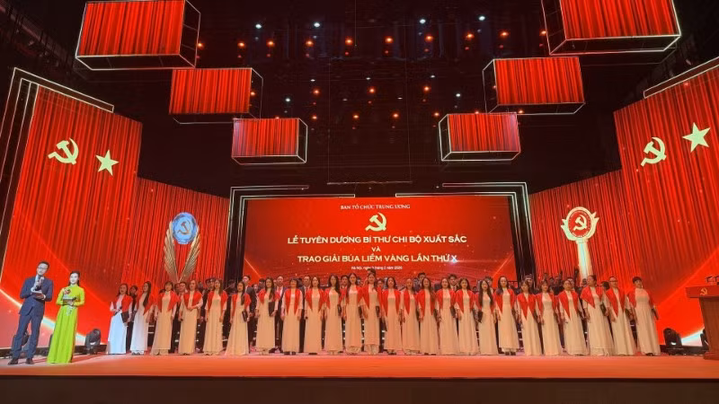 Chương trình tổng duyệt Lễ tuyên dương bí thư chi bộ xuất sắc và trao giải Búa liềm vàng lần thứ X, diễn ra tối 2/2, tại Nhà hát Hồ Gươm. (Ảnh: C.Đ)