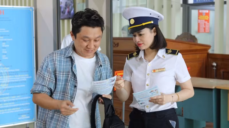 Lực lượng Kiểm dịch y tế cửa khẩu Hữu Nghị (Lạng Sơn) phát tờ rơi tuyên truyền phòng, chống dịch bệnh cho hành khách nhập cảnh. (Ảnh: TTXVN)