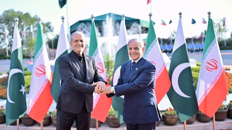 Thủ tướng Pakistan Shehbaz Sharif (phải) bắt tay Tổng thống Iran Masoud Pezeshkian, ngày 23/6/2026. (Ảnh: Tân Hoa Xã)
