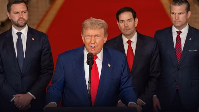 Từ Nhà trắng, ngày 22/6 (giờ Hà Nội), ông Trump phát biểu về cuộc tấn công các cơ sở hạt nhân chủ chốt của Iran. Đứng phía sau Tổng thống Mỹ là Phó Tổng thống JD Vance, Bộ trưởng Ngoại giao Marco Rubio và Bộ trưởng Quốc phòng Pete Hegseth (từ bên trái sang). (Ảnh: Tài khoản Facebook của Nhà trắng)