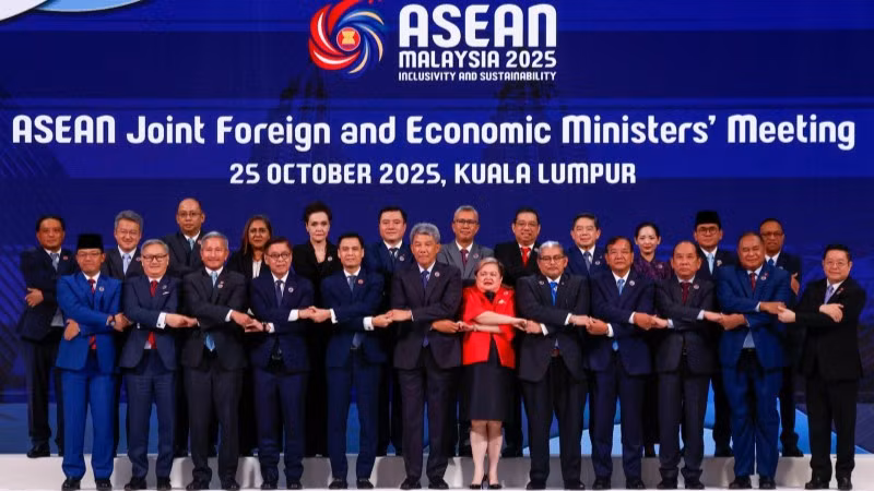 Các đại biểu dự Hội nghị chung giữa Bộ trưởng Ngoại giao và Bộ trưởng Kinh tế ASEAN chụp ảnh chung. (Ảnh: Bộ Ngoại giao)