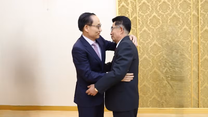 Ủy viên Bộ Chính trị, Bộ trưởng Ngoại giao Việt Nam Lê Hoài Trung và Ủy viên Bộ Chính trị, Bí thư Trung ương Đảng, Trưởng Ban Quốc tế Đảng Lao động Triều Tiên Kim Song Nam. (Ảnh: TTXVN)